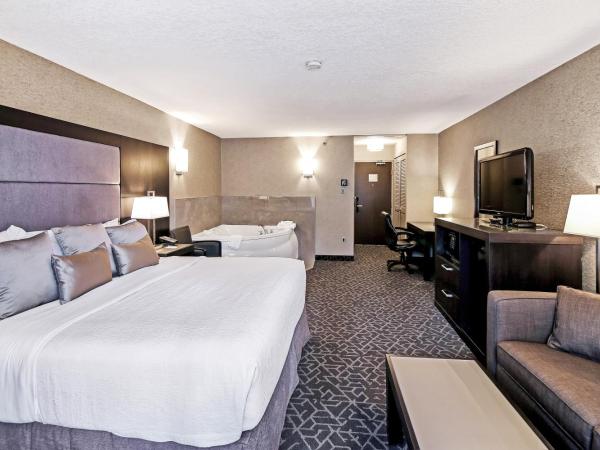 Best Western Plus Siding 29 Lodge : photo 6 de la chambre suite lit king-size avec baignoire spa et canapé-lit