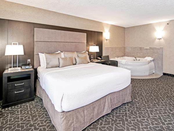 Best Western Plus Siding 29 Lodge : photo 7 de la chambre suite lit king-size avec baignoire spa et canapé-lit