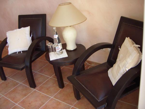 La Bastide de Font Clarette : photo 6 de la chambre chambre double supérieure avec terrasse privée - vue sur piscine