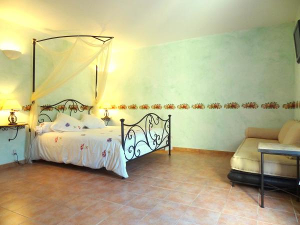 La Bastide de Font Clarette : photo 4 de la chambre chambre supérieure avec terrasse privée - vue sur jardin