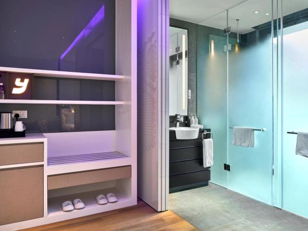 YOTEL Singapore Orchard Road : photo 8 de la chambre hébergement lit king-size première classe