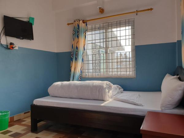 R&R Guest House : photo 3 de la chambre chambre simple avec salle de bains privative