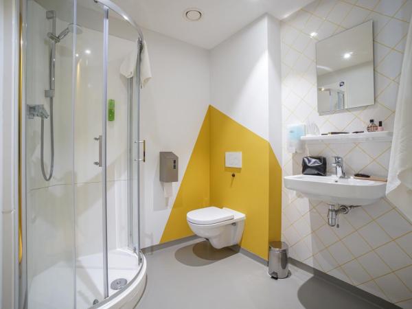 Via Amsterdam : photo 2 de la chambre chambre quadruple avec salle de bains privative