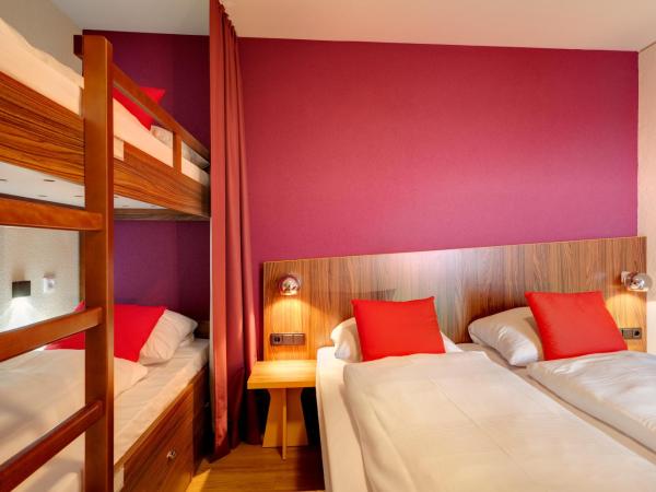 MEININGER Hotel Frankfurt Main / Airport : photo 2 de la chambre chambre quadruple