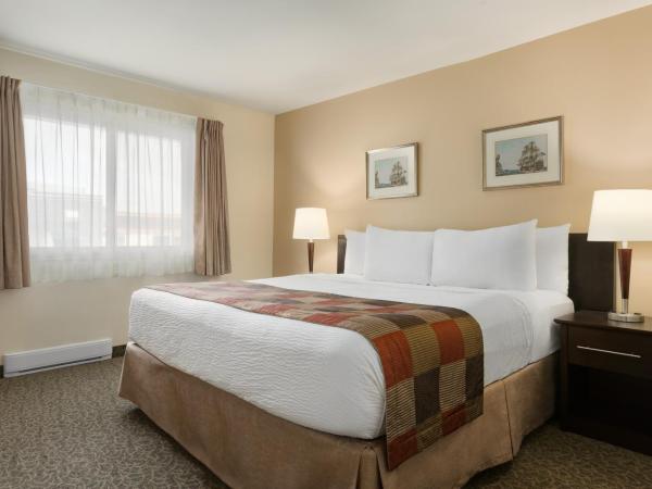 Days Inn by Wyndham Montreal East : photo 6 de la chambre chambre lit king-size - non-fumeurs