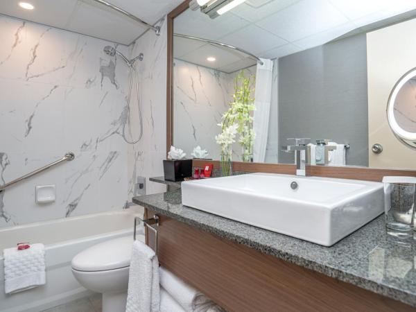 Best Western Premier Chateau Granville Hotel & Suites & Conference Centre : photo 4 de la chambre chambre deluxe avec 2 lits doubles et balcon - non-fumeurs