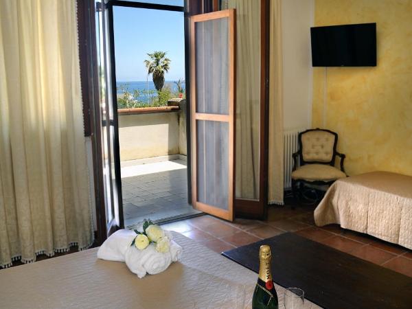 Villa Alba Mondello : photo 3 de la chambre chambre triple avec salle de bains privative