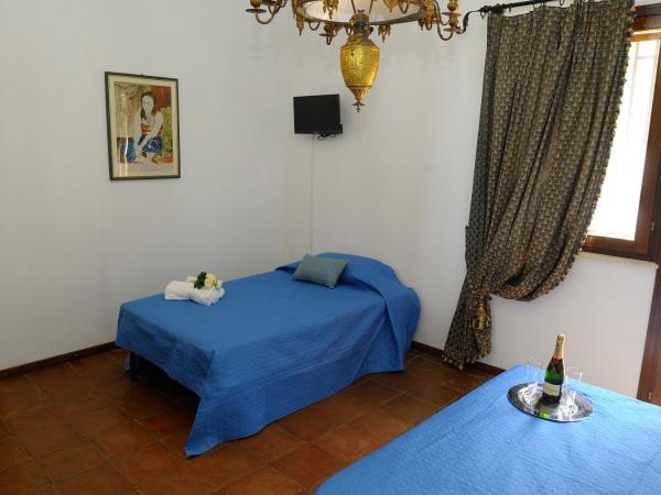 Villa Alba Mondello : photo 3 de la chambre chambre quadruple avec salle de bains privative