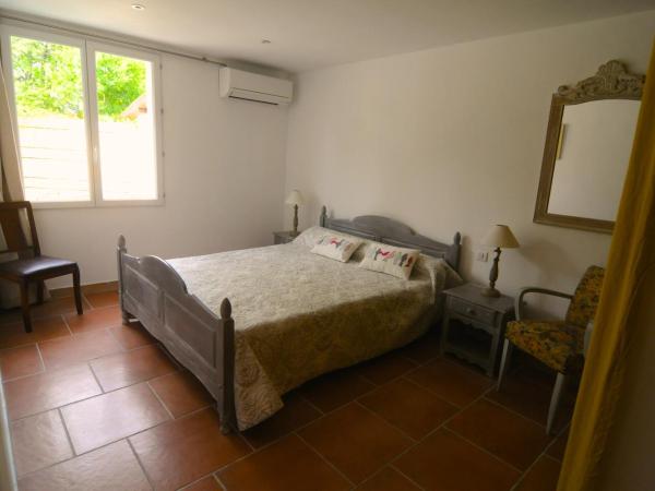 Mas Le Pont des Aubes : photo 6 de la chambre appartement - vue sur jardin