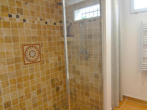 Mas Le Pont des Aubes : photo 7 de la chambre appartement - vue sur jardin