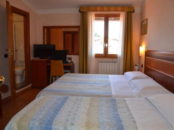 Hotel Mia Cara & Spa : photo 1 de la chambre chambre double ou lits jumeaux avec lit d'appoint