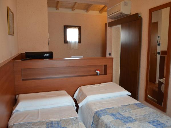 Hotel Mia Cara & Spa : photo 2 de la chambre petite chambre double ou lits jumeaux