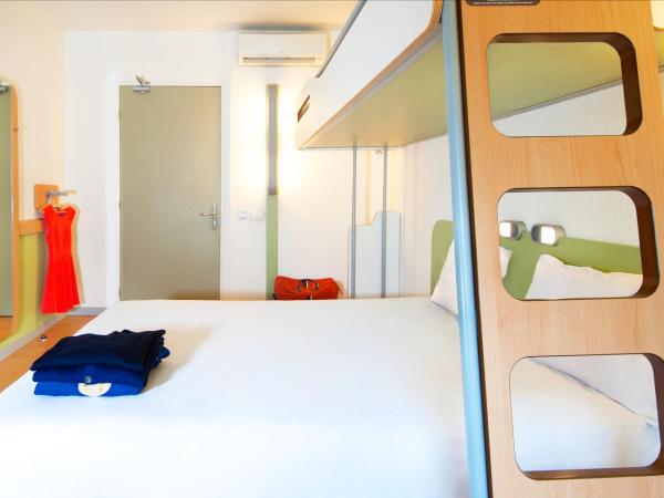 ibis budget Gare de Poitiers : photo 2 de la chambre chambre triple avec 1 lit double et 1 lit superposé