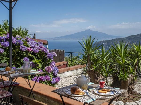 Villa Monica B&B : photo 1 de la chambre chambre double - vue sur montagne