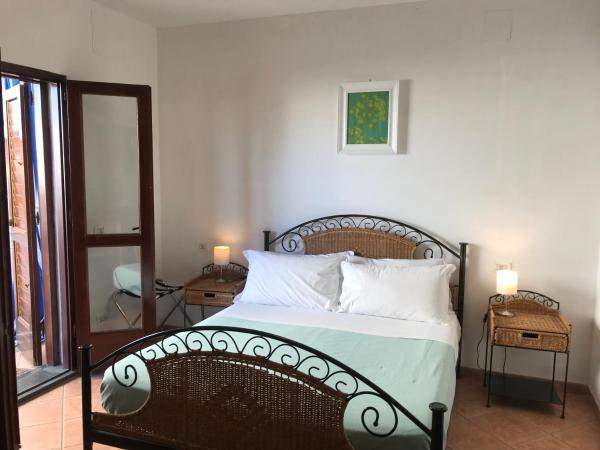 Villa Monica B&B : photo 2 de la chambre chambre double - vue sur montagne