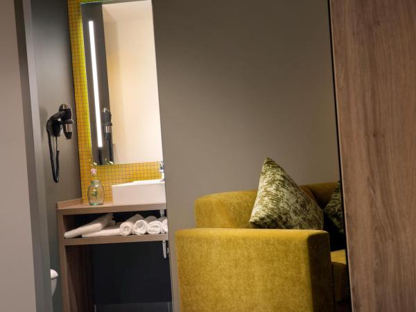 Holiday Inn - Hamburg - HafenCity, an IHG Hotel : photo 3 de la chambre chambre double pour personnes à mobilité réduite avec douche accessible en fauteuil roulant