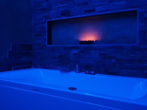 Sunshine-bnb : photo 4 de la chambre chambre double avec baignoire spa