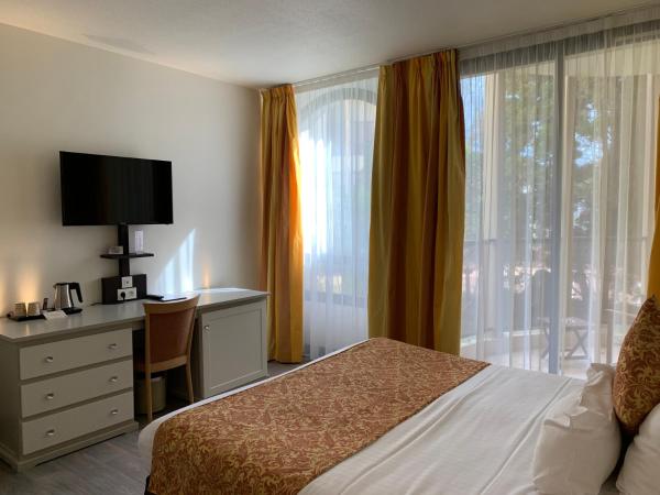 Au Grand Hôtel de Sarlat - Pavillon de SELVES : photo 3 de la chambre chambre double ou lits jumeaux supérieure avec terrasse