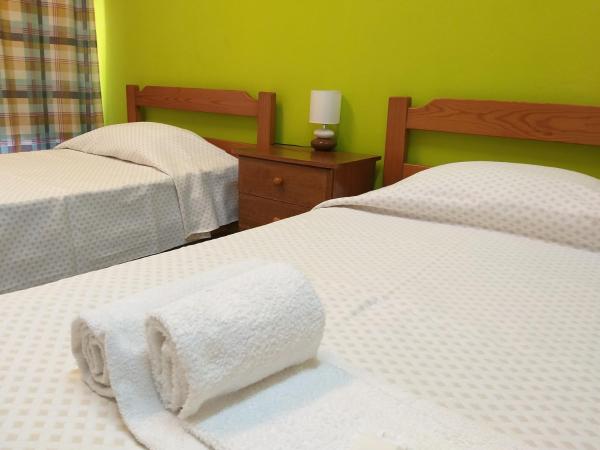 HI Faro - Pousada de Juventude : photo 7 de la chambre chambre lits jumeaux avec salle de bains commune