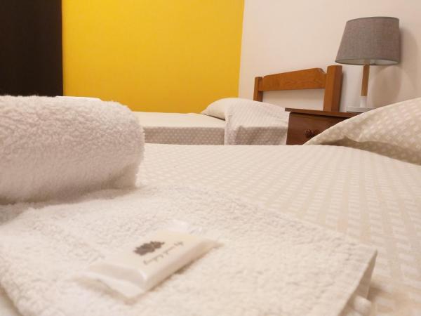 HI Faro - Pousada de Juventude : photo 2 de la chambre chambre lits jumeaux avec salle de bains privative