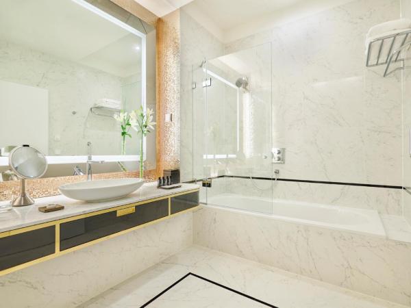 Párisi Udvar Hotel Budapest, part of Hyatt : photo 7 de la chambre chambre lits jumeaux deluxe - vue sur ville