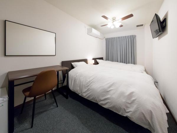 Rota Hostel : photo 1 de la chambre chambre triple Économique avec salle de bains commune