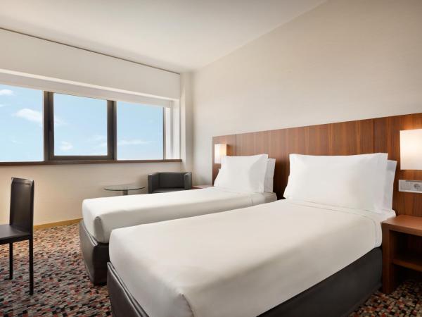 Ramada by Wyndham Lisbon : photo 4 de la chambre chambre lits jumeaux - vue sur ville - non-fumeurs