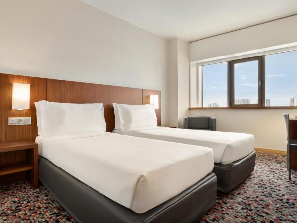 Ramada by Wyndham Lisbon : photo 2 de la chambre chambre lits jumeaux - vue sur ville - non-fumeurs