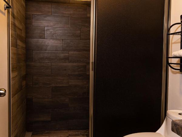 Santa Fe Studios And Suites : photo 2 de la chambre appartement avec salle de bains commune