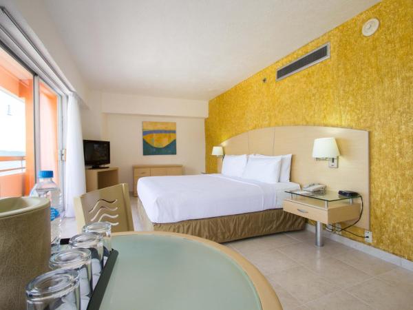 HS HOTSSON Hotel Acapulco : photo 5 de la chambre suite junior avec un lit king-size
