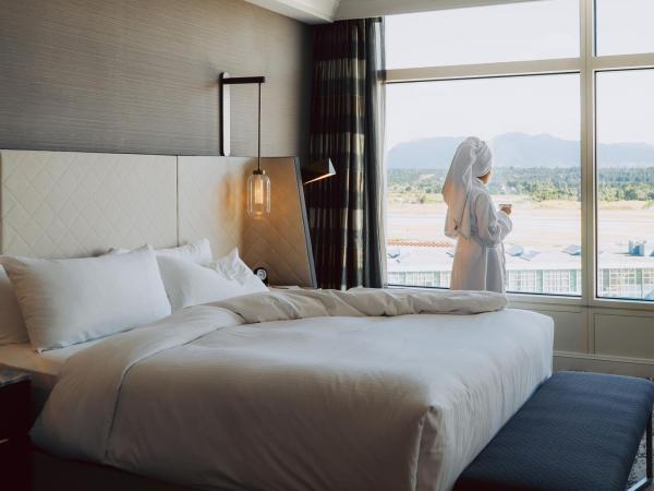 Fairmont Vancouver Airport In-Terminal Hotel : photo 4 de la chambre chambre fairmont avec lit king-size