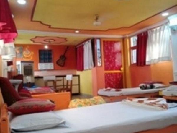 Govind Hotel : photo 5 de la chambre chambre quadruple Économique avec salle de bains commune