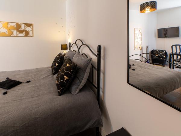 Le Félix Grat - LAVALOC : photo 3 de la chambre chambre double avec salle de bains privative extérieure