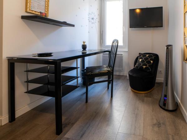 Le Félix Grat - LAVALOC : photo 5 de la chambre chambre double avec salle de bains privative extérieure