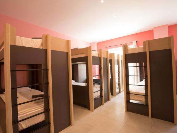 Local Hostel & Suites : photo 6 de la chambre bed in 8 female dorm 