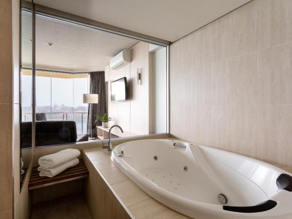 Lakes Hotel : photo 7 de la chambre suite avec baignoire spa