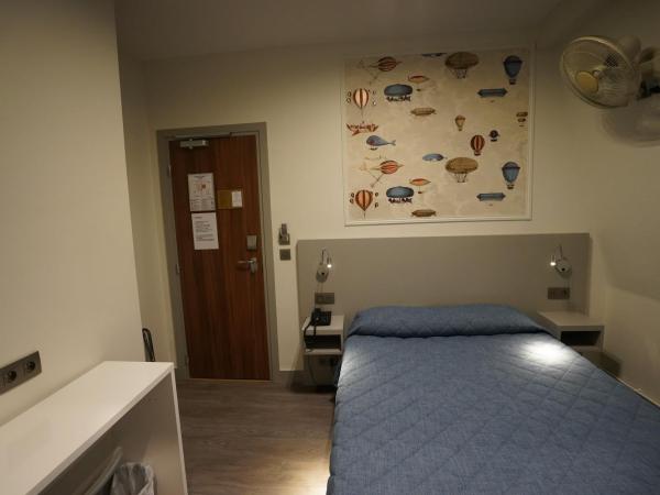 Hotel Montpensier : photo 3 de la chambre chambre simple avec salle de bains privative