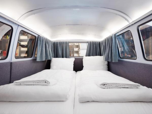 Hotel Not Hotel Amsterdam : photo 4 de la chambre chambre volkswagen t1 (salle de bains commune)