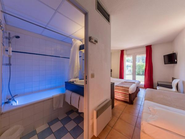Noemys Aigues-Mortes - Hotel avec piscine : photo 3 de la chambre chambre triple avec terrasse