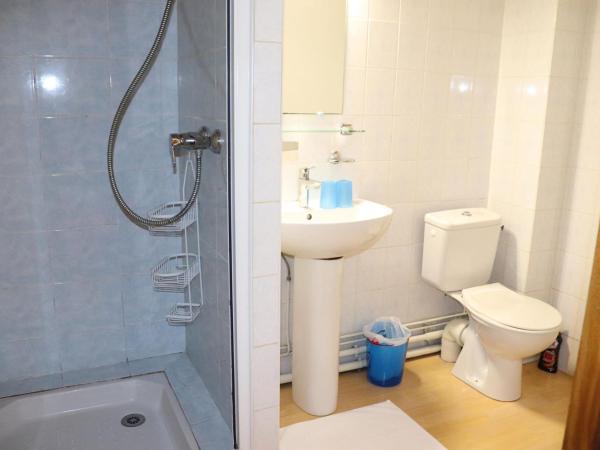 Domaine Saint-Louis : photo 8 de la chambre chambre quadruple avec douche