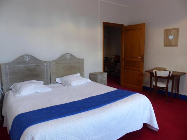 Domaine Saint-Louis : photo 3 de la chambre chambre triple avec douche