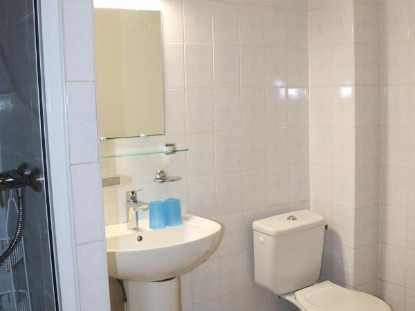 Domaine Saint-Louis : photo 7 de la chambre chambre quadruple avec douche