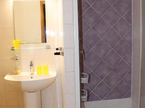 Domaine Saint-Louis : photo 7 de la chambre chambre double avec salle de bains privative