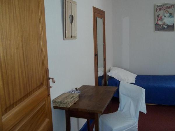 Domaine Saint-Louis : photo 2 de la chambre chambre triple avec douche