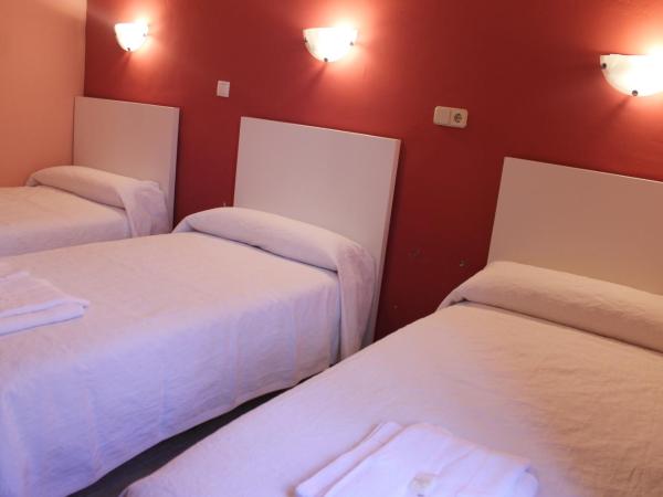 Hostal Abitum Madrid : photo 3 de la chambre chambre lits jumeaux avec lit d’appoint - 301