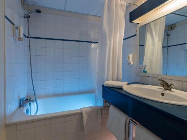 Noemys Aigues-Mortes - Hotel avec piscine : photo 4 de la chambre chambre triple avec terrasse