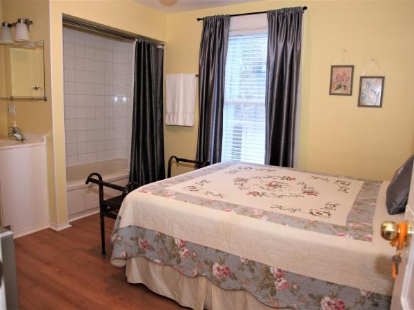 Ambiance By The Falls B&B : photo 4 de la chambre chambre lit queen-size - jaune