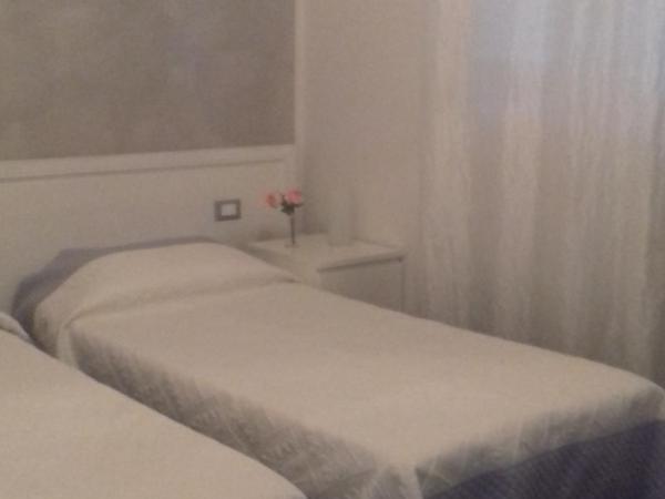 Gino's House : photo 1 de la chambre chambre lits jumeaux avec salle de bains