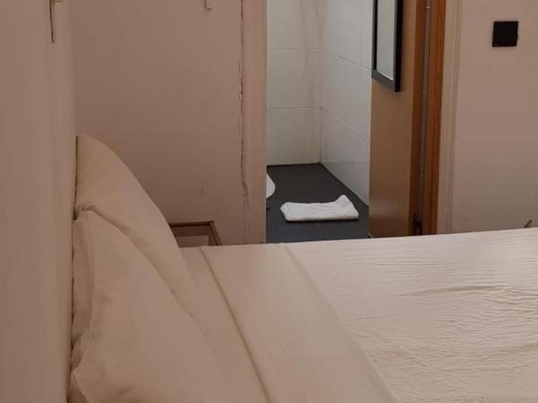 Barcelona Rooms 294 : photo 10 de la chambre chambre familiale avec salle de bains privative et kitchenette