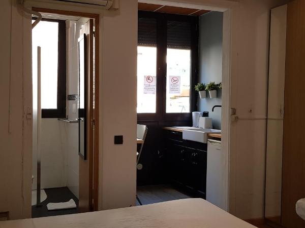 Barcelona Rooms 294 : photo 8 de la chambre chambre familiale avec salle de bains privative et kitchenette
